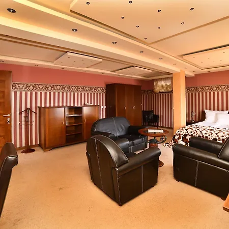 Garni Garson-lux Ns מלון 4*